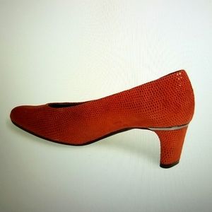 NWT 12M Vaneli Dayle Embossed Pump